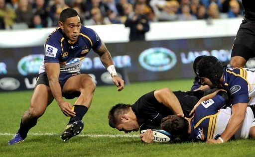 Cornell du Preez of the Southern Kings scores in front of ACT Brumbies&#039; Tevita Kuridrani, in Canberra, on April 5, 2013