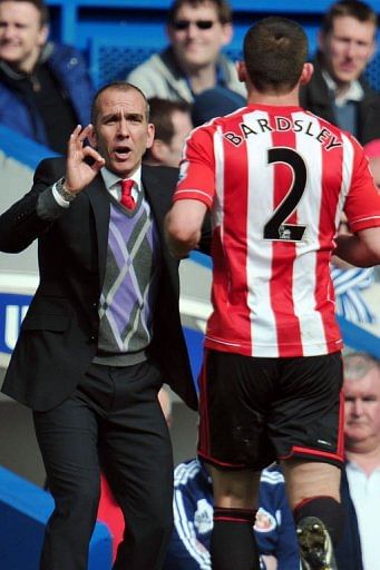 Sunderland&#039;s Italian manager Paolo Di Canio gestures to Scottish defender Philip Bardsley in London, on April 7, 2013