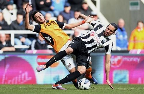 Fulham's Stanislav Manolev (L) vies with Newcastle United's Jonas Gutierrez in Newcastle, on April 7, 2013