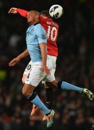 City's Vincent Kompany (L) vies with United's Wayne Rooney (R) d in Manchester, on April 8, 2013