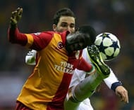 Galatasaray's Emmanuel Eboue (L) fights for the ball with Real Madrid's Gonzalo Higuain on April 9, 2013