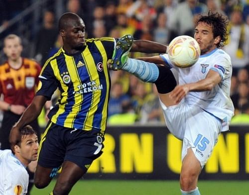 Fenerbahce's Moussa Sow (L) and Lazio's Alvaro Gonzalez are pictured during their Europa League match on April 4, 2013