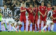 Juventus' Andrea Pirlo (L) takes a free kick in Turin on April 10, 2013