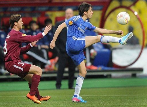 Rubin&#039;s Cristian Ansaldi (L) fights for the ball with Chelsea&#039;s Yossi Benayoun in Moscow on April 11, 2013
