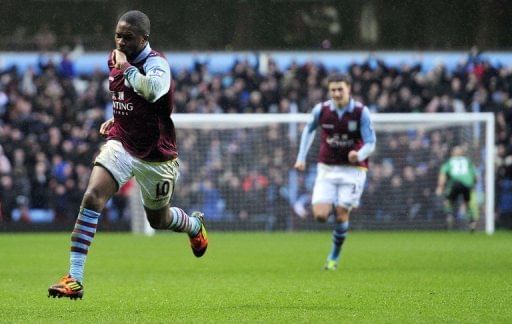 Aston Villa&#039;s midfielder Charles N&acirc;Zogbia (L) celebrates scoring in Birmingham, February 10, 2013