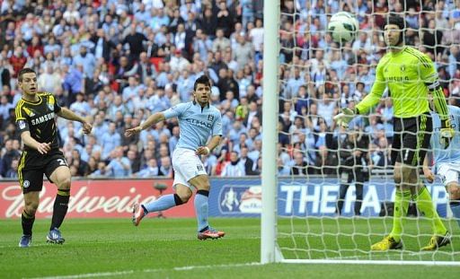 Manchester City&#039;s Sergio Aguero (C) scores past Chelsea&#039;s Petr Cech (R) in north London on April 14, 2013