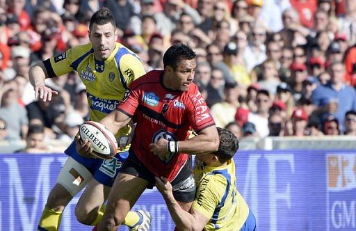 Clermont&#039;s Julien Malzieu (L) vies with Toulon&#039;s Rudolffe Wulf (C) on April 14, 2013 in Marseille