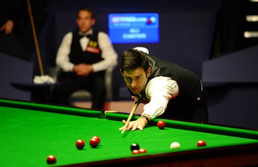 Ronnie O&#039;Sullivan takes on Ali Carter at the World Championship Snooker final in England, May 7, 2012