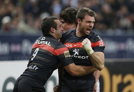 Toulouse&#039;s Vincent Clerc (R) celebrates after scoring a try against Racing Metro, in Saint-Denis, on March 30, 2013