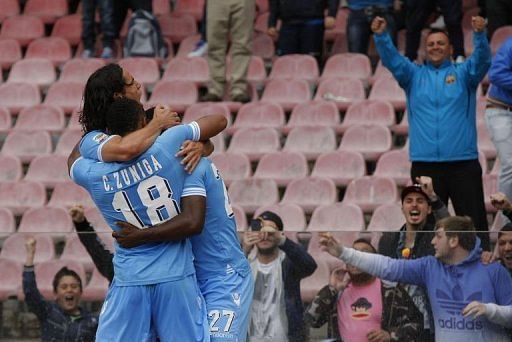 Napoli&#039;s Edinson Cavani (L) celebrates with teammates Diego Armero and Camillo Zuniga in Naples on April 21, 2013