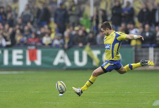 Clermont&#039;s Mike Delany hits a penalty kick during the Top 14 match against Toulouse, April 20, 2013 in Clermont-Ferrand