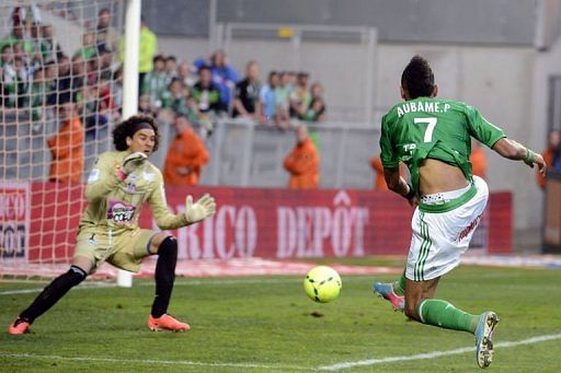 Saint-Etienne&#039;s Pierre-Eme Aubameyang (R) kicks to score a goal on April 24, 2013