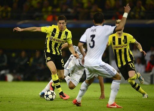 Dortmund&#039;s Robert Lewandowski  (L) and Real Madrid&#039;s Pepe (C) fight for the ball, April 24, 2013 in Dortmund