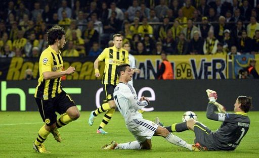 Real Madrid&#039;s Cristiano Ronaldo vies with Dortmund&#039;s goalkeeper Roman Weidenfeller (R) on April 24, 2013 in Dortmund