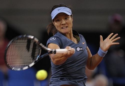 China's Li Na returns the ball to Croatia's Mirjana Lucic-Baroni in Stuttgart, April 25, 2013