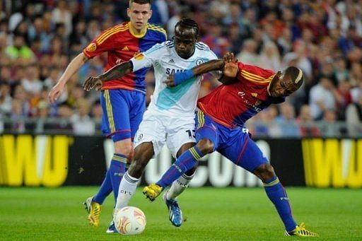 Chelsea&#039;s Victor Moses (C) clashes with Basel&#039;s Geoffroy Serey Die (R) at the St Jakob stadium in Basel, April 25, 2013