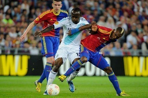Chelsea&#039;s Victor Moses (C) clashes with Basel&#039;s Geoffroy Serey Die at the St Jakob-Park stadium in Basel, April 25, 2013