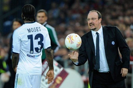 Chelsea&#039;s interim manager Rafael Benitez talks to midfielder Victor Moses during match in Basel on April 25, 2013