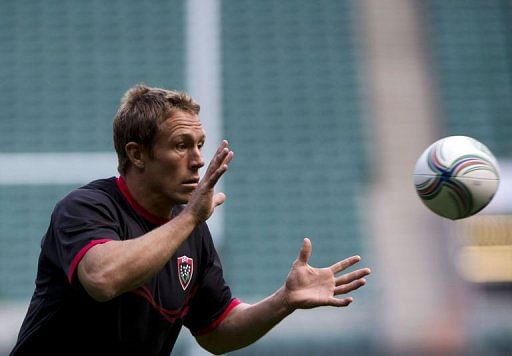 Toulon Captain Jonny Wilkinson prepares to catch the ball during the Captains&#039; run in London on April 26, 2013