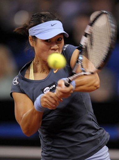 China's Li Na returns the ball to Czech's Petra Kvitova in Stuttgart, Germany, April 26, 2013