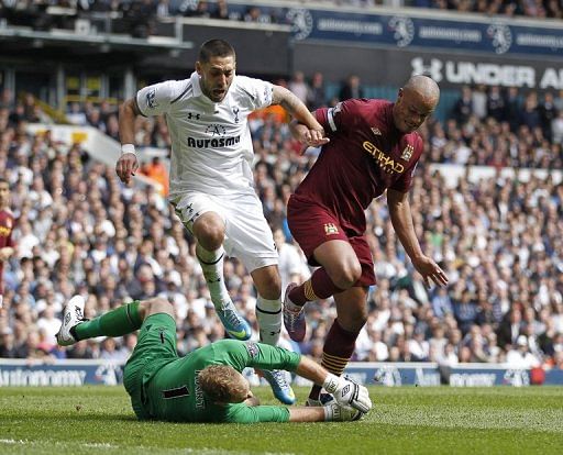 Tottenham forward Clint Dempsey (2nd L) is denied by Manchester City goalkeeper Joe Hart on April 21, 2013
