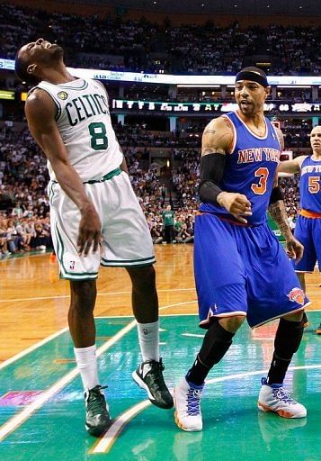 Jeff Green (L) of the Boston Celtics reacts after losing the ball on April 26, 2013