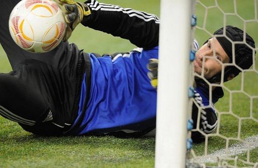 Chelsea goalkeeper Petr Cech trains on April 10, 2013 in Moscow, on the eve of a UEFA Europa League game