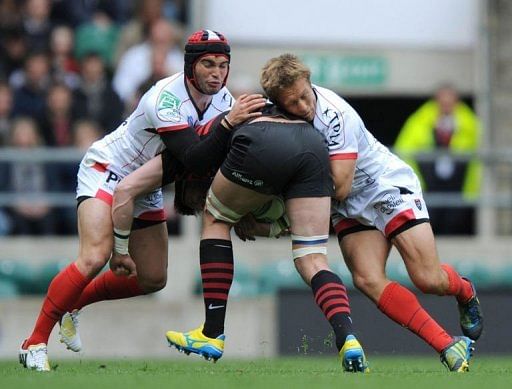 Toulon&#039;s Jonny Wilkinson (R) and Mathieu Bastareud (L) tackle Saracen&#039;s David Strettle in Middlesex on April 28, 2013