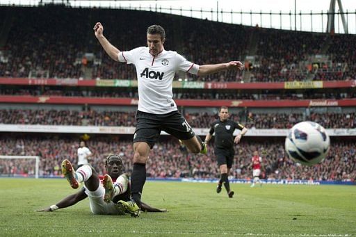 Van Persie returns to frustrate Arsenal