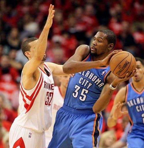 Houston Rockets&#039; Francisco Garcia (L) tries to block Oklahoma City Thunder&#039;s Kevin Durant on April 29, 2013