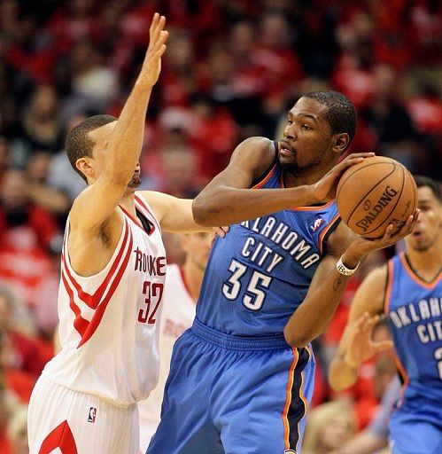 Houston Rockets' Francisco Garcia (L) tries to block Oklahoma City Thunder's Kevin Durant on April 29, 2013