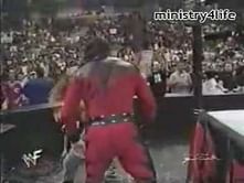 Video: Undertaker in Kane's costume