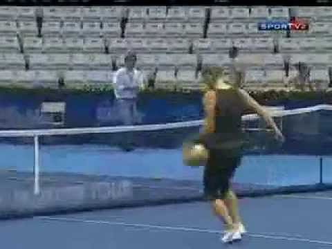 Video: Caroline Wozniacki playing football on a tennis court