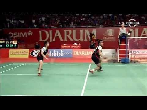 Video: Amazing mixed doubles Badminton rally