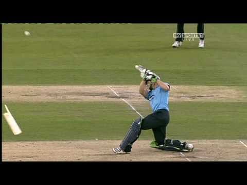Video: Luke Wright breaks bat, still manages to score a boundary