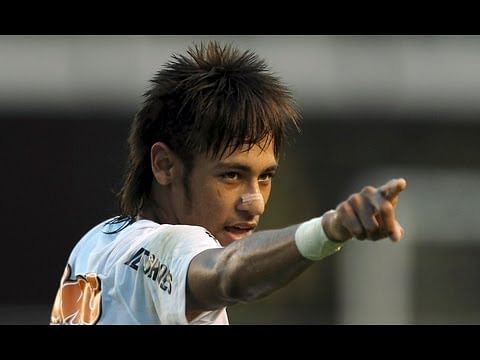 Video: Neymar's fancy footwork