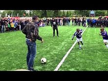 Video: Robin van Persie shows off free style skills