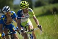 Italy's Vincenzo Nibali (R) and Ukraine'
