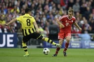 Bayern Munich's German defender Philipp Lahm (R) vies with Borussia Dortmund's German midfielder Ilkay Guendogan (L)