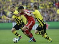 Bayern Munich's Spanish midfielder Javi Martinez (C) vies with Borussia Dortmund's Polish midfielder Jakub Blaszczykowski (L) and Borussia Dortmund's German midfielder Marco Reus.