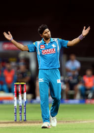 Pune Warrors India bowler Ashok DInda Royal Challenger Bangalore Batsman Saurabh Tiwari wicket during the 46th T-20 match in Pepsi IPL-6 Pune Warriors India vs Royal Challenger Bangalore Played at Subrata Roy Sahara Stadium, Pune, 2 May 2013 - day/night (20-over match)