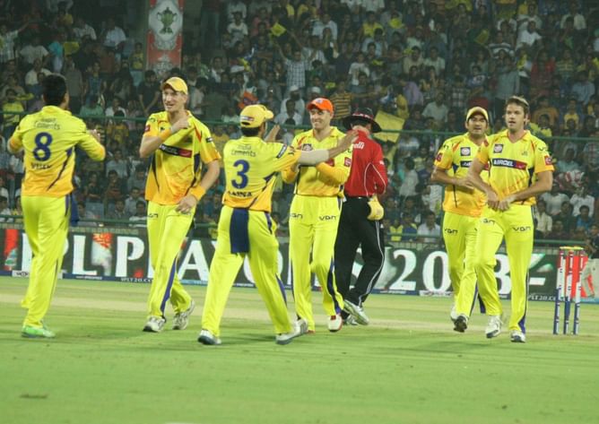 IPL 6: Chennai Super Kings crush Mumbai Indians to reach fourth consecutive final