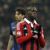 Balotelli urges Milan to keep Allegri
