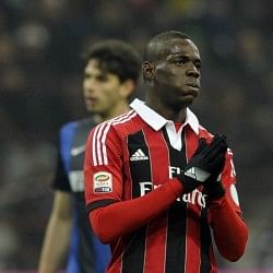 Balotelli urges Milan to keep Allegri