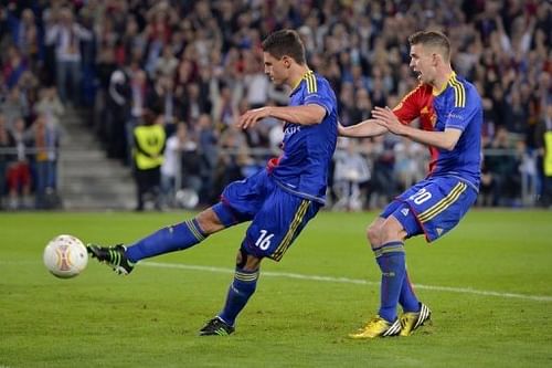 Basel's Fabian Schaer (L) scores a penalty kick during their Europa League match against Chelsea on April 25, 2013