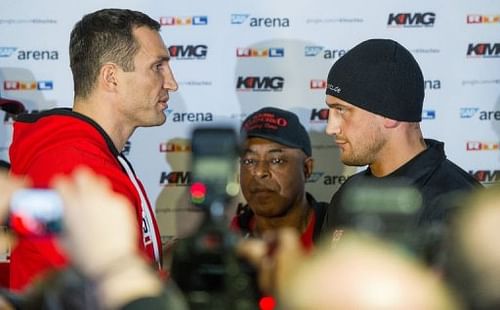 Wladimir Klitschko (L) and his challenger Francesco Pianeta pose during a press conference on April 29, 2013 in Mannheim