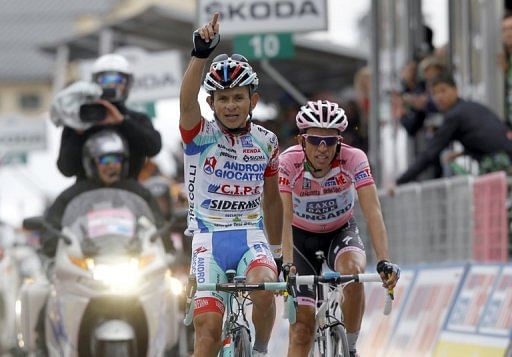 Venezuela&#039;s Jose Rujano (C)  in action during the Tour of Italy on May 20, 2011