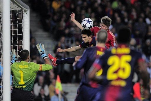 Bayern&#039;s Thomas Mueller (top R) heads the ball during their Champions League match against Barcelona on May 1, 2013