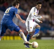 Basel's midfielder Mohamed Salah (R) passes past Chelsea's midfielder Frank Lampard in London on May 2, 2013