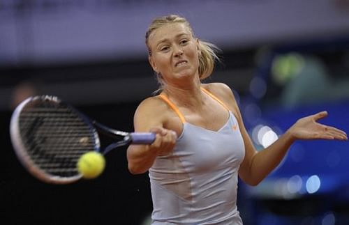 Maria Sharapova returns the ball to Li Na during the WTA Porsche Tennis Grand Prix in Stuttgart on April 28, 2013.